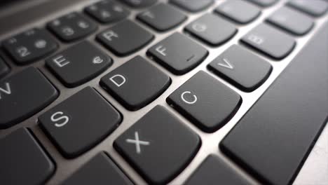 Schwarze-Tasten-Auf-Einer-Modernen-Laptop-Tastatur-05