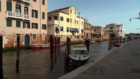 Lanchas-Rápidas-Estacionadas-Cerca-Del-Canal-De-Agua-En-Venecia.