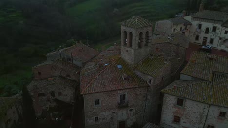 Cielos-Toscanos:-Vuelo-Al-Atardecer-Sobre-Anghiari-En-La-Provincia-De-Arezzo,-Italia