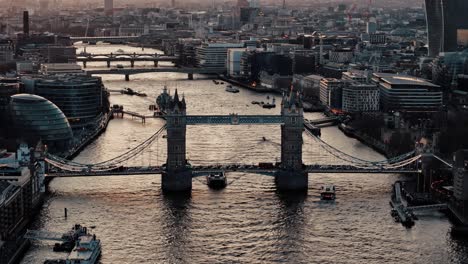 Ruhe-Bei-Sonnenuntergang:-Luftaufnahme-Der-Tower-Bridge-Inmitten-Des-Verkehrs-Auf-Dem-Londoner-Fluss