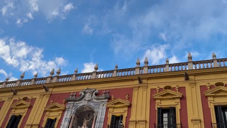 Schöne-Verzierte-Fassade-Gebäude-Himmel-Mit-Wolken-Spanischen-Malaga-Spanien