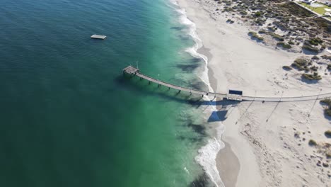 Drohnenaufnahmen-über-Gebogenem-Pier-Und-Ponton-In-Jurien-Bay