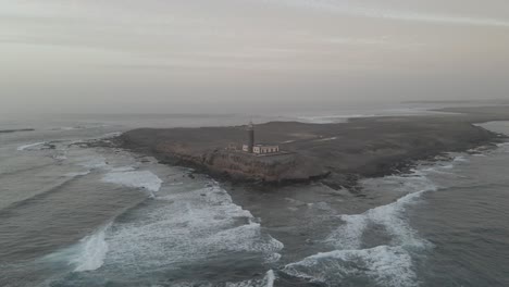 A-Vista-De-Pájaro,-Contemple-El-Encanto-Eterno-De-Un-Faro-Junto-A-Un-Acantilado,-Un-Símbolo-Perdurable-Del-Patrimonio-Costero-Y-La-Belleza-Natural,-Una-Escena-Clásica-Que-Evoca-Nostalgia-Y-Asombro.