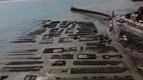 Imágenes-Aéreas-De-Drones-4k-De-Una-Gran-Granja-De-Ostras,-Terreno-De-Cultura-De-Huîtres,-En-La-Playa-De-Cancele,-Bretaña,-Francia