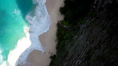 Aerial-View-Of-Kelingking-Beach-With-Breaking-Waves-In-Nusa-Penida,-Bali,-Indonesia