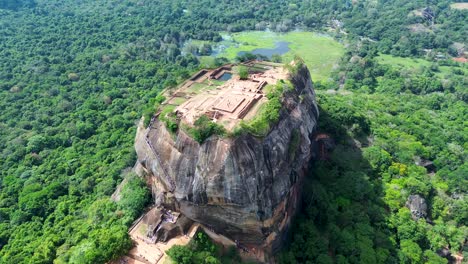 Paisaje-Aéreo-De-Drones-De-La-Antigua-Fortaleza-De-Montaña-Rocosa-Con-Ruinas-Sigiriya-En-Dambulla-Sri-Lanka-Viajes-Turismo-Asia-Patrimonio-Mundial-De-La-Unesco-Arqueología