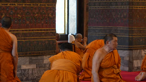 Monjes-Budistas-Rezando-Dentro-De-Un-Templo-En-Tailandia