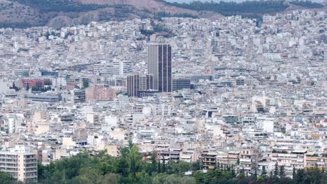 Teleobjetivo-Drone-Aéreo-Sobrevuela-La-Ciudad-De-Atenas,-Estilo-De-Vida-Urbano