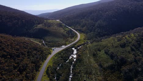 Vía-Del-Río-Thredbo-Y-Camino-Alpino-En-El-Parque-Nacional-Kosciuszko,-Nueva-Gales-Del-Sur,-Australia