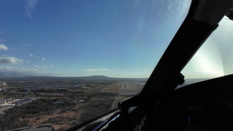 Piloto-Inmersivo-Pov-En-Un-Aterrizaje-En-Tiempo-Real-En-El-Aeropuerto-De-Palma-De-Mallorca,-España,-Con-Algunas-Turbulencias