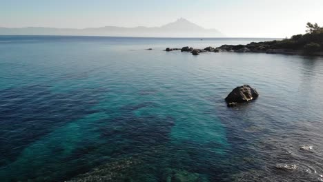 Morgenyoga-Auf-Einem-Felsen-Mit-Blick-Auf-Den-Berühmten-Berg-Athos-In-Griechenland
