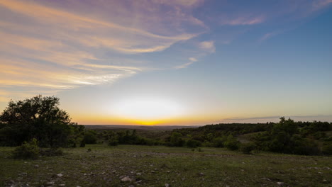 Wunderschöner-Zeitraffer-Des-Sonnenuntergangs-Mit-Blick-Auf-Die-Hügel-Im-Texas-Hill-Country