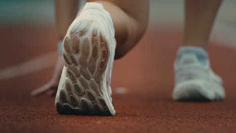 Track-runner-taking-off-in-extreme-slow-motion,-runner-sprint-start-shoes-macro-close-up-in-4k-800fps,-one-foot-forward