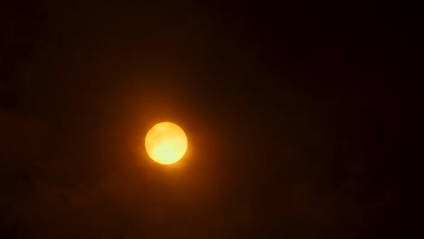 Wolken-Ziehen-An-Einem-Bewölkten-Tag-Vor-Der-Sonne-Her