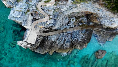 Escaleras-Empinadas-Hacia-La-Playa-Serpentean-A-Lo-Largo-De-Una-Roca.