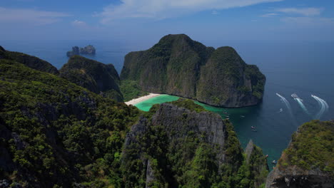 Barcos-Turísticos-Que-Llegan-A-La-Hermosa-Bahía-Maya-En-Phi-Phi