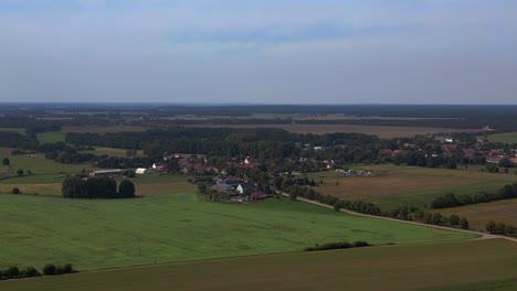 Kleines-Deutsches-Dorf,-Umgeben-Von-Wald