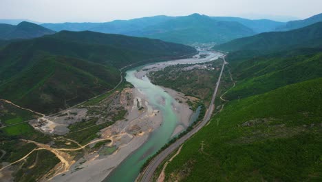 Hermoso-Valle-Río-Salvaje-De-Estera-Que-Fluye-Desde-Las-Montañas-Con-Tono-Turquesa-En-Un-Día-De-Primavera-En-Albania