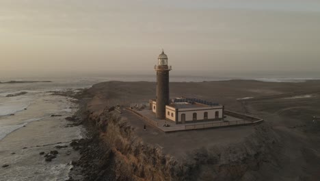 Erleben-Sie-Den-Reiz-Eines-Leuchtturms-Am-Meer-In-Atemberaubenden-Luftaufnahmen-–-Ein-Wahrzeichen-Der-Küste,-Das-Ehrfurcht-Und-Bewunderung-Hervorruft-Und-Fernweh-Und-Entdeckergeist-Weckt.