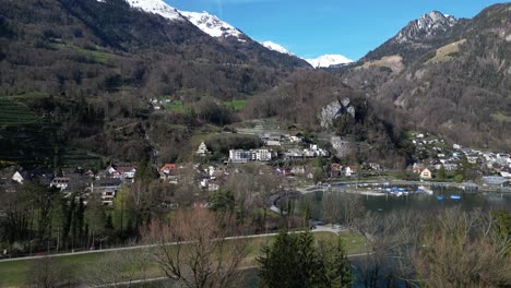 Clip-Panorámico-De-Un-Dron-Que-Muestra-Un-Pueblo-Tradicional-Suizo-Junto-A-Un-Lago-En-Los-Alpes