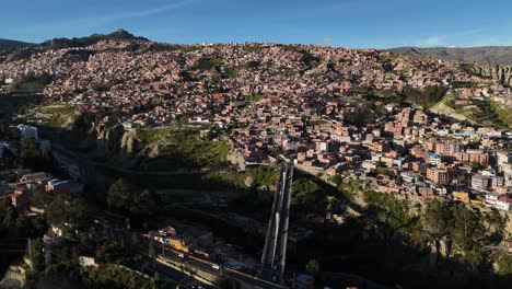 Drohnen-Luftaufnahme-Der-Hauptstadt-La-Paz-In-Bolivien,-Südamerika