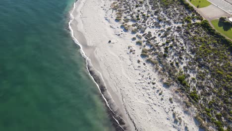 Drohnenaufnahmen-über-Unberührtem-Blauen-Wasser-Und-Einem-Weißen-Sandstrand-In-Australien