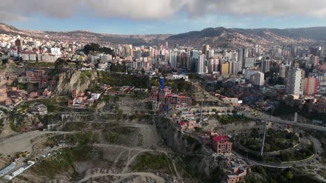 Vista-Aérea-De-Drones-De-La-Paz,-Capital-De-Bolivia,-América-Del-Sur