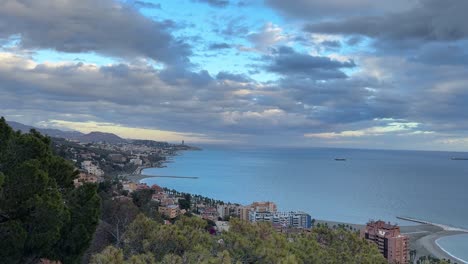Malaga-Stadt-Vom-Aussichtspunkt-Costa-Del-Sol-Spanien-Bewölkter-Tag-Alboran-Meer