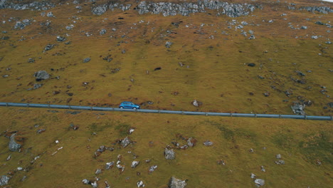 Unterwegs:-Filmische-Drohnenaufnahmen-Von-Einem-Auto-Inmitten-Der-Atemberaubenden-Landschaft-Der-Färöer-Inseln
