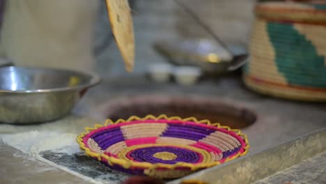 Mann-Macht-Naan-In-Einem-Tandoor-Ofen