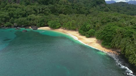 Luftaufnahme-Von-Banana-Beach,-Türkisfarbenem-Wasser,-Paradiesstrand-Auf-Der-Insel-Principe,-Afrika