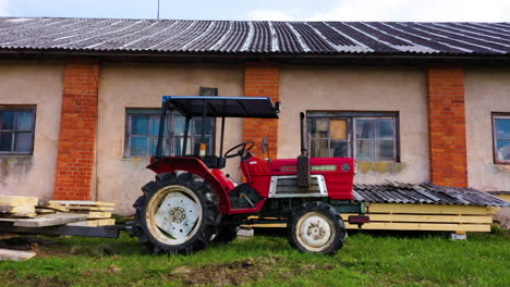 Roter-Yanmar-M1610D-Ackerschlepper-Mit-Kabine-Im-Freien-Auf-Dem-Land-Im-Sägewerk