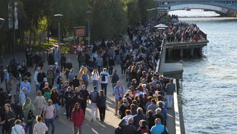 Gente-Haciendo-Cola-A-Lo-Largo-Del-Río-Támesis-Para-Ver-A-La-Difunta-Reina-Isabel-II,-Vista-Desde-El-Puente-Del-Milenio-Hacia-El-Puente-De-Southwark-Al-Final-De-La-Tarde