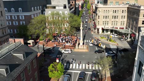 Luftaufnahme-Des-Verkehrs-Auf-Einer-Kreuzung-In-Einer-Amerikanischen-Stadt-Während-Einer-Demonstration-Am-Abend