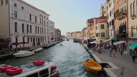 Transporte-Público-En-Autobús-Acuático-En-Los-Canales-Tradicionales-Venecianos.