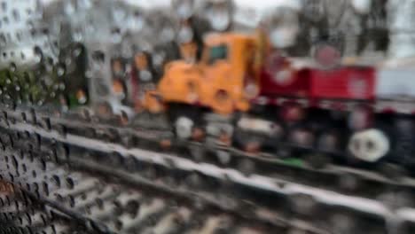 Una-Vista-Desde-Un-Tren-Que-Pasa-Por-Los-Trabajadores-En-Las-Vías-Del-Ferrocarril-En-Un-Día-Lluvioso.