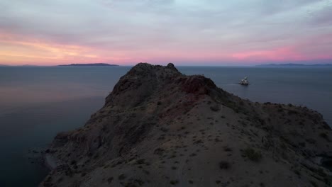 Schroffer-Berg--Und-Meerblick-Bei-Sonnenuntergang,-Agua-Verde,-Halbinsel-Baja-In-Baja-California,-Mexiko---Luftaufnahme