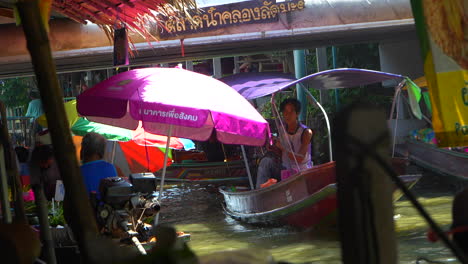 Proveedor-Tailandés-Navegando-En-El-Mercado-Flotante,-Bangkok