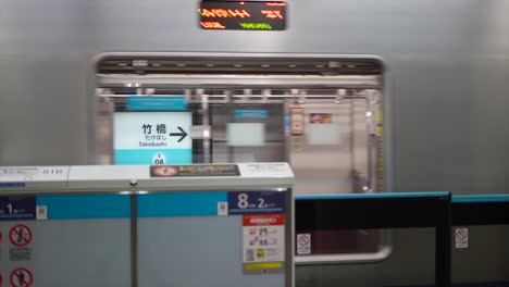 U-Bahn-Station-In-Japan,-U-Bahn-Bagons,-Passagiere-In-Der-U-Bahn,-Reisen,-Transport,-Tokio