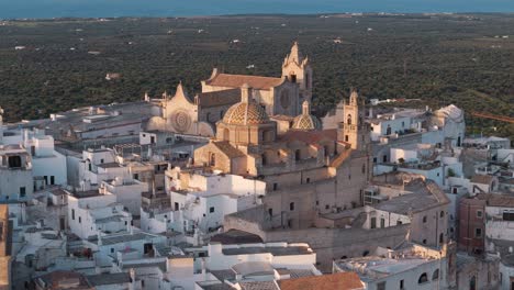 Luftaufnahme-Des-Palastes-In-Ostuni,-Italien