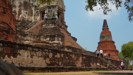 Touristen-Klettern-Zum-Wat-Ratchaburana-Tempel-In-Ayutthaya