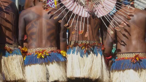 Indigene-Männer-Aus-Dem-Amazonasgebiet-Tanzen-Und-Tragen-Riesige-Kopfbedeckungen-Während-Des-Cop-30-March