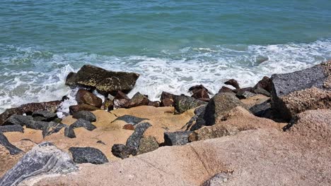 Statische-Aufnahme-Von-Felsen-Und-Wellen-Am-Cocoa-Beach,-Florida