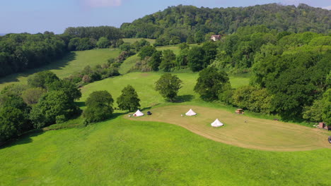 Luftaufnahme-Von-Great-Oaks,-Glamping,-Sonniger-Tag,-Großbritannien,-4k