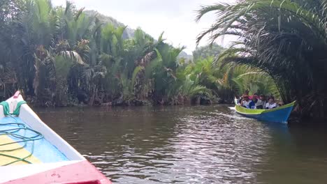 Touristen,-Die-An-Bord-Eines-Traditionellen-Bootes-Gehen,-Besuchen-Die-Geologische-Stätte-Im-Dorf-Ramang-Ramang