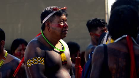 Älterer-Amazonas-Anführer-Beobachtet-Die-Zeremonie-In-Stammesbemalung,-Zeitlupe