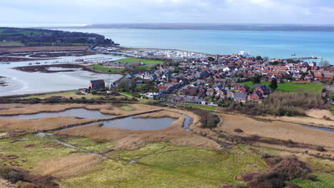 Luftaufnahme-über-Dem-Dorf-Isle-Of-Wight,-Sonniger-Tag,-Großbritannien,-4k