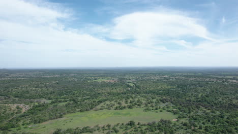 Weite-Luftaufnahme-Des-Ländlichen-Ranchlandes-Im-Texas-Hill-Country