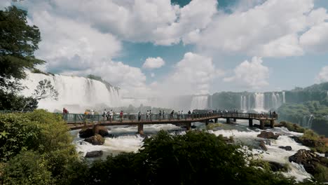 Touristen-Auf-Dem-Gehweg-Entlang-Der-Schlucht-Mit-Blick-Auf-Die-Iguazú-Wasserfälle-In-Brasilien