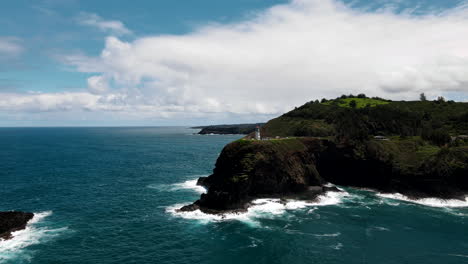 Annäherung-An-Den-Leuchtturm-Auf-Der-Grünen-Insel-Im-Pazifik